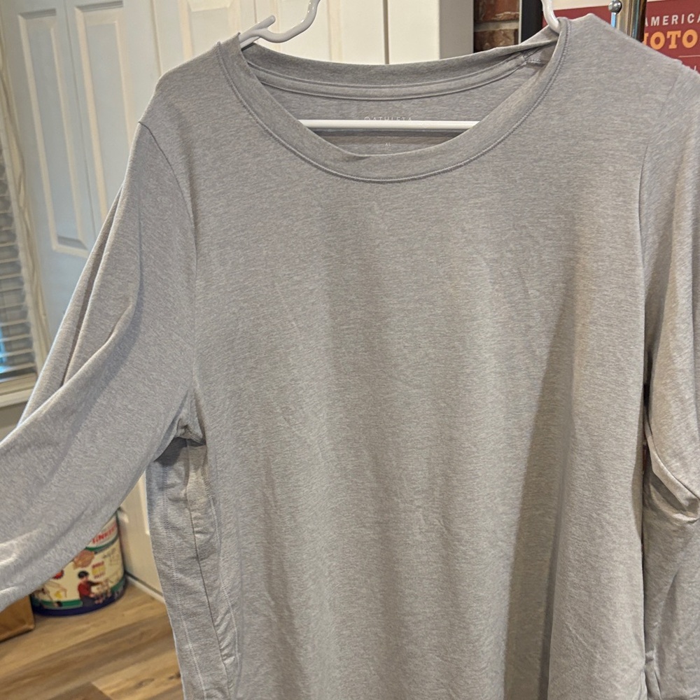 Gray Athleta Women's Top with Thumb Holes in Cuffs